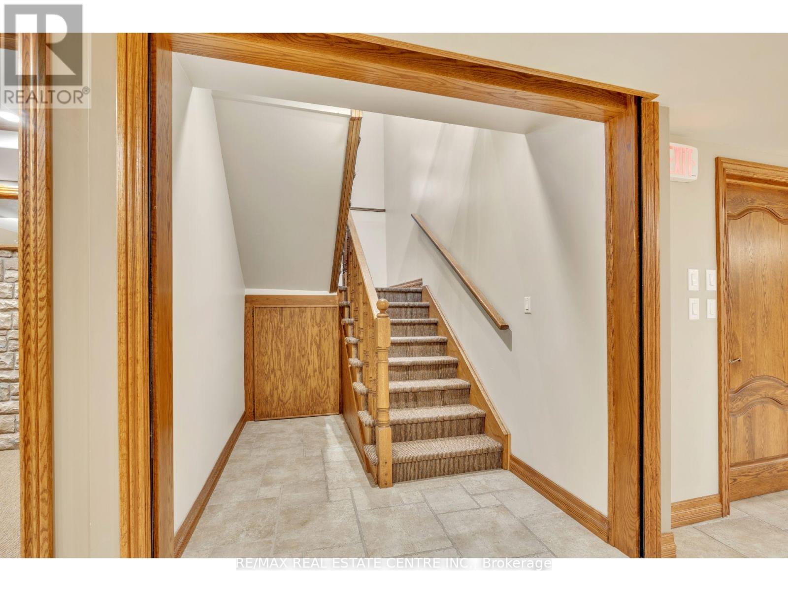 735 Bridge Street W Property Photo 16