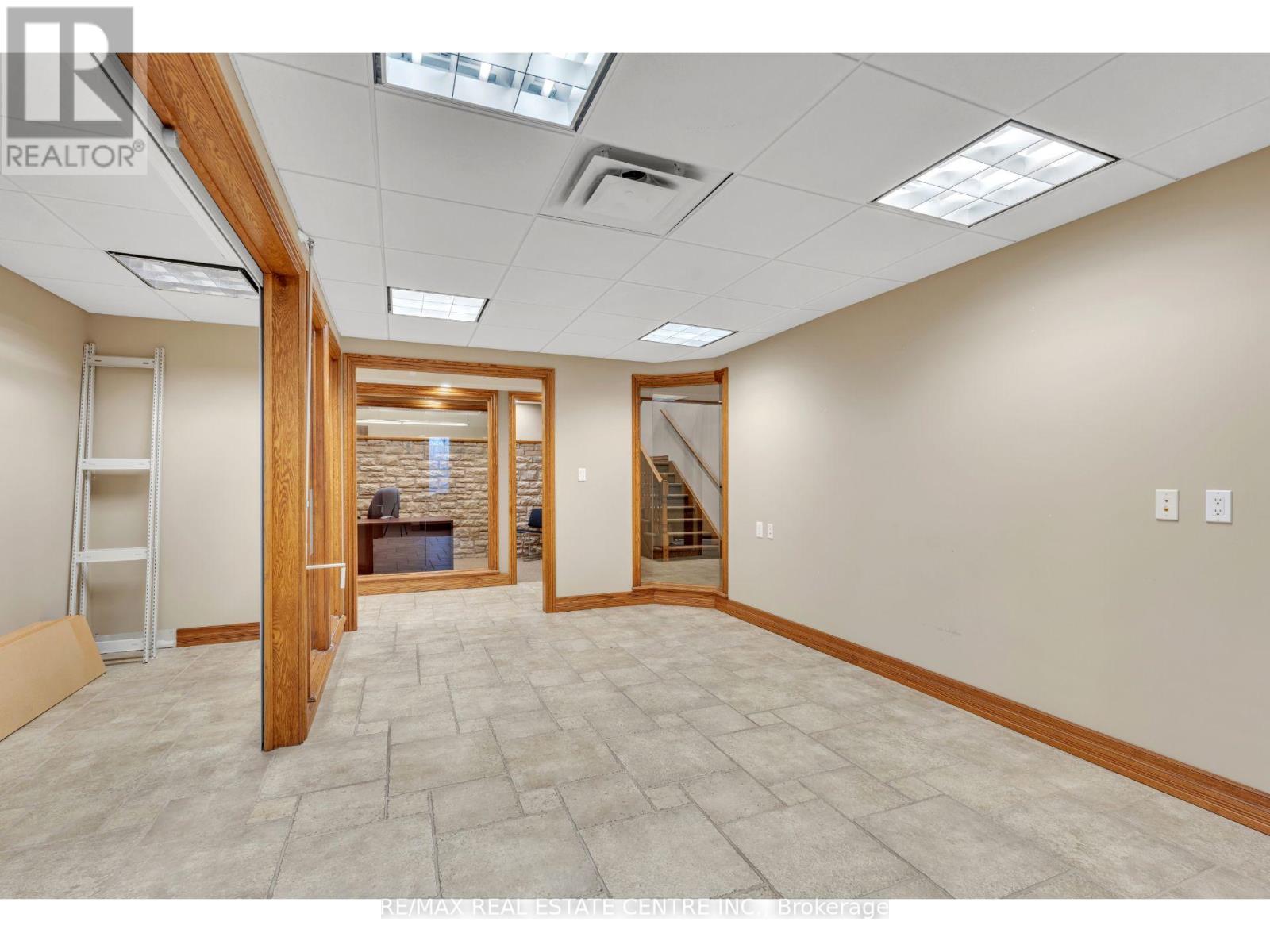 735 Bridge Street W Property Photo 25