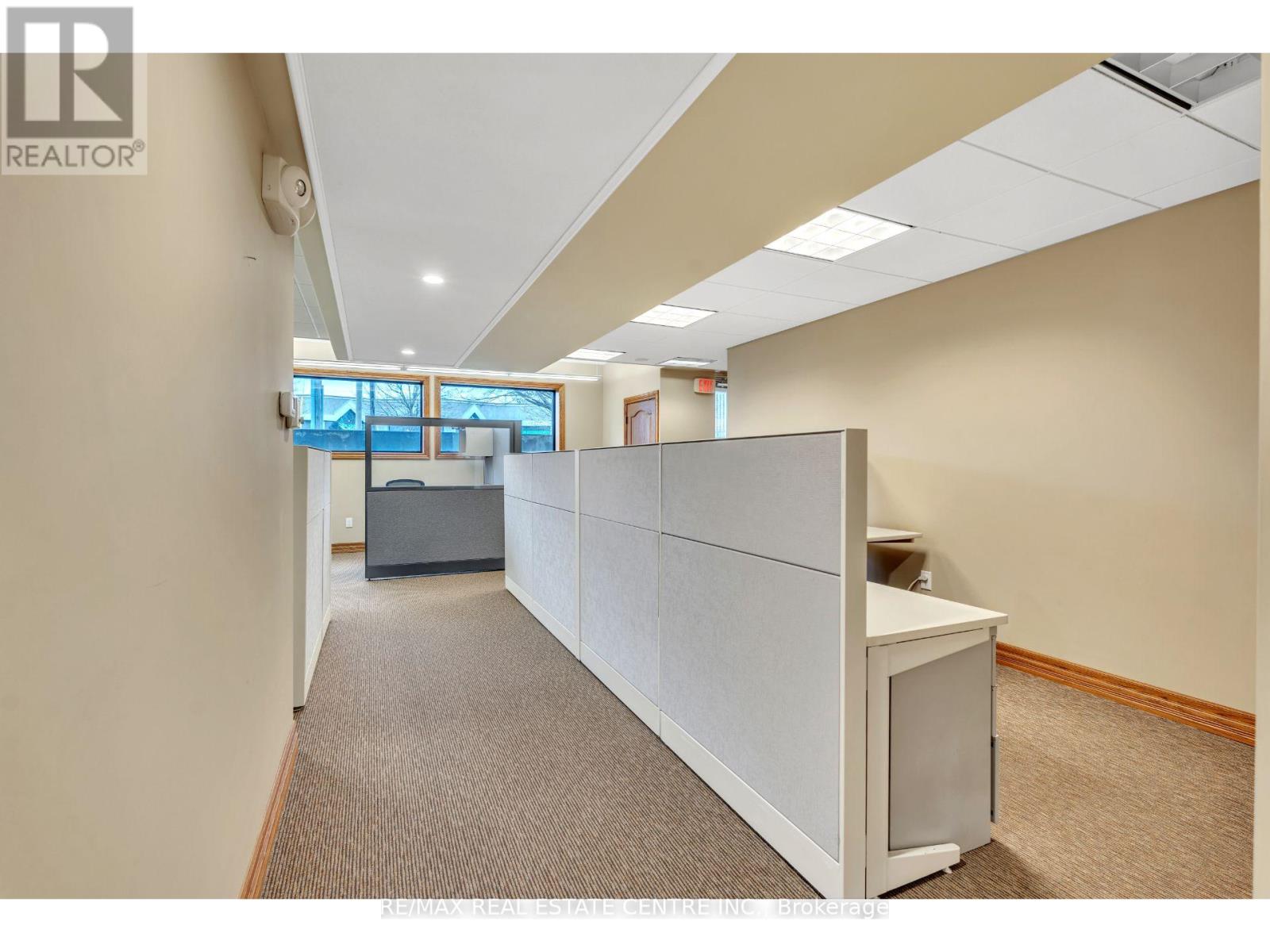 735 Bridge Street W Property Photo 31
