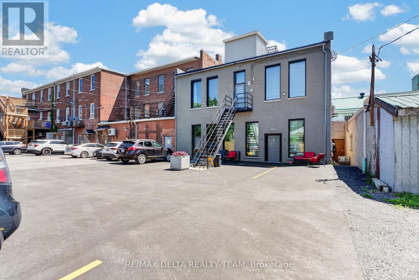 228 King Street W Property Photo 13