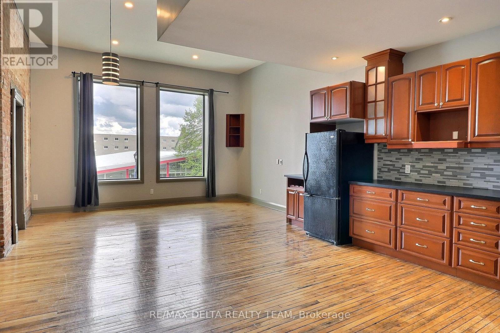 228 King Street W Property Photo 17