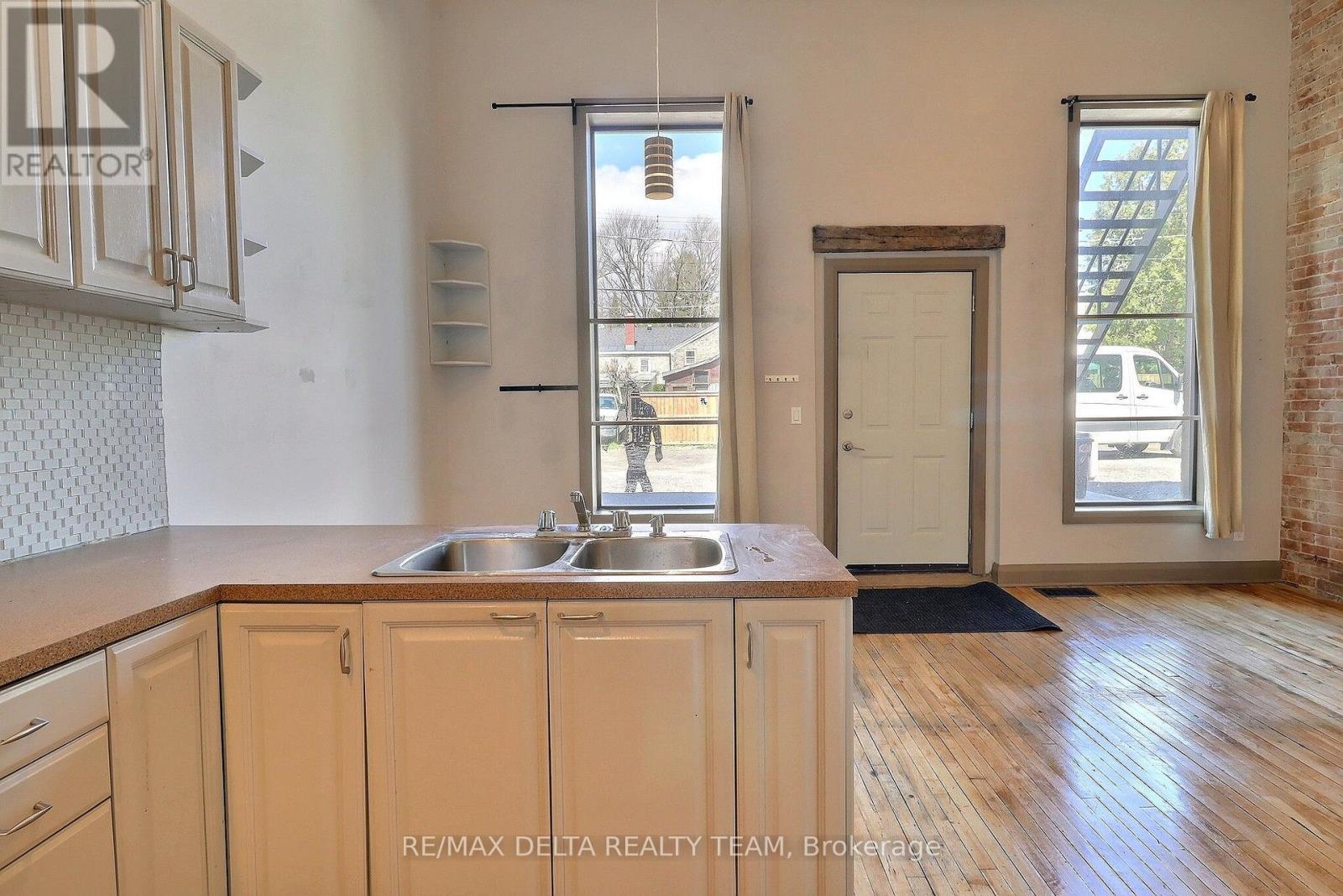 228 King Street W Property Photo 24