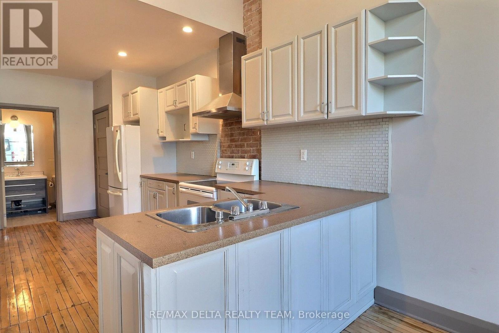 228 King Street W Property Photo 28