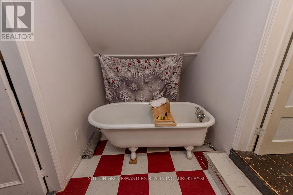 27 West Street W Property Photo 45