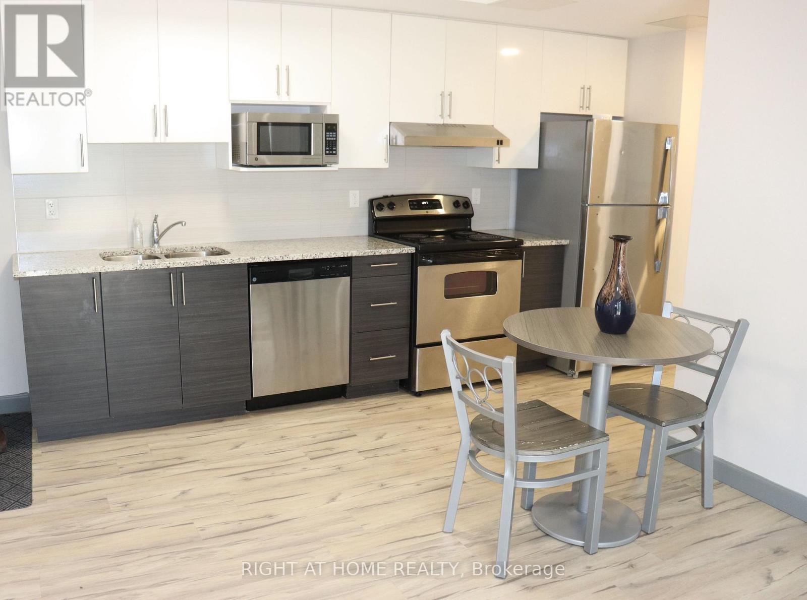 215 - 258b Sunview Street Property Photo 6