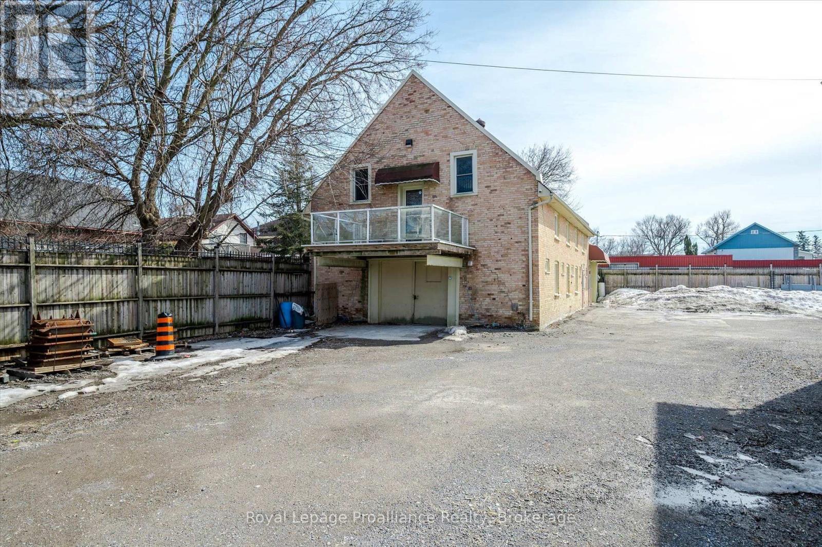 UPPER UNIT - 255 MCDONNEL STREET S