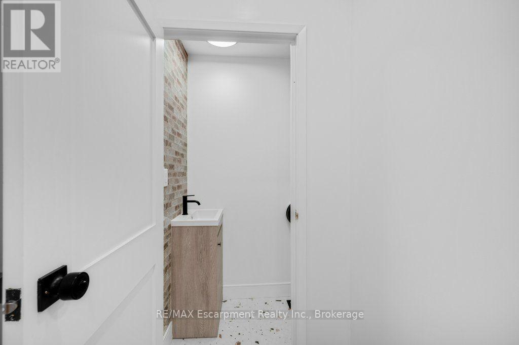 590 Barton Street E Property Photo 22