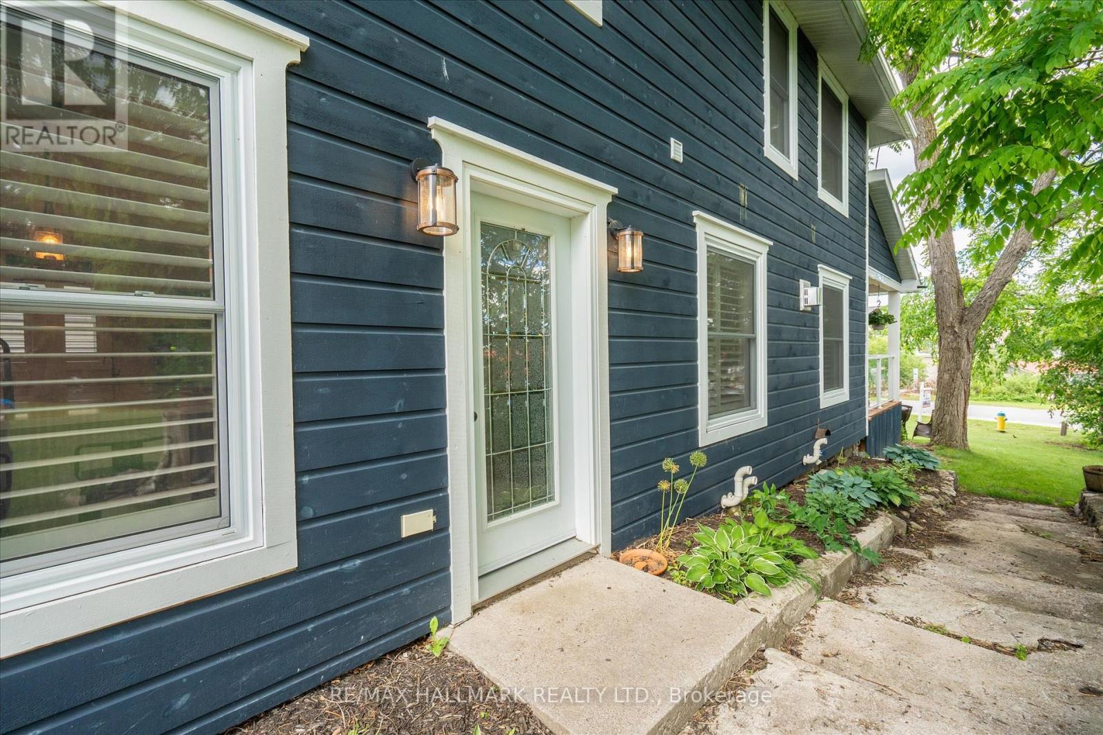 64 Front Street E Property Photo 29