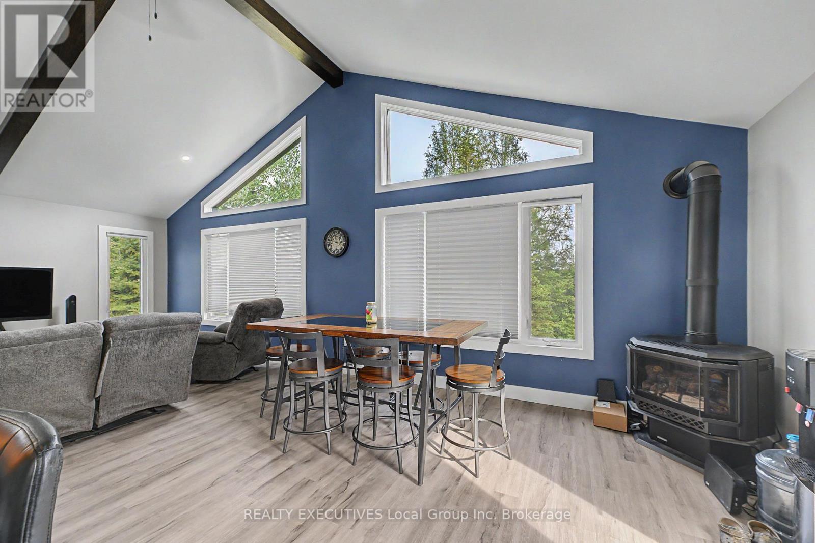 575 Hart Road Property Photo 5