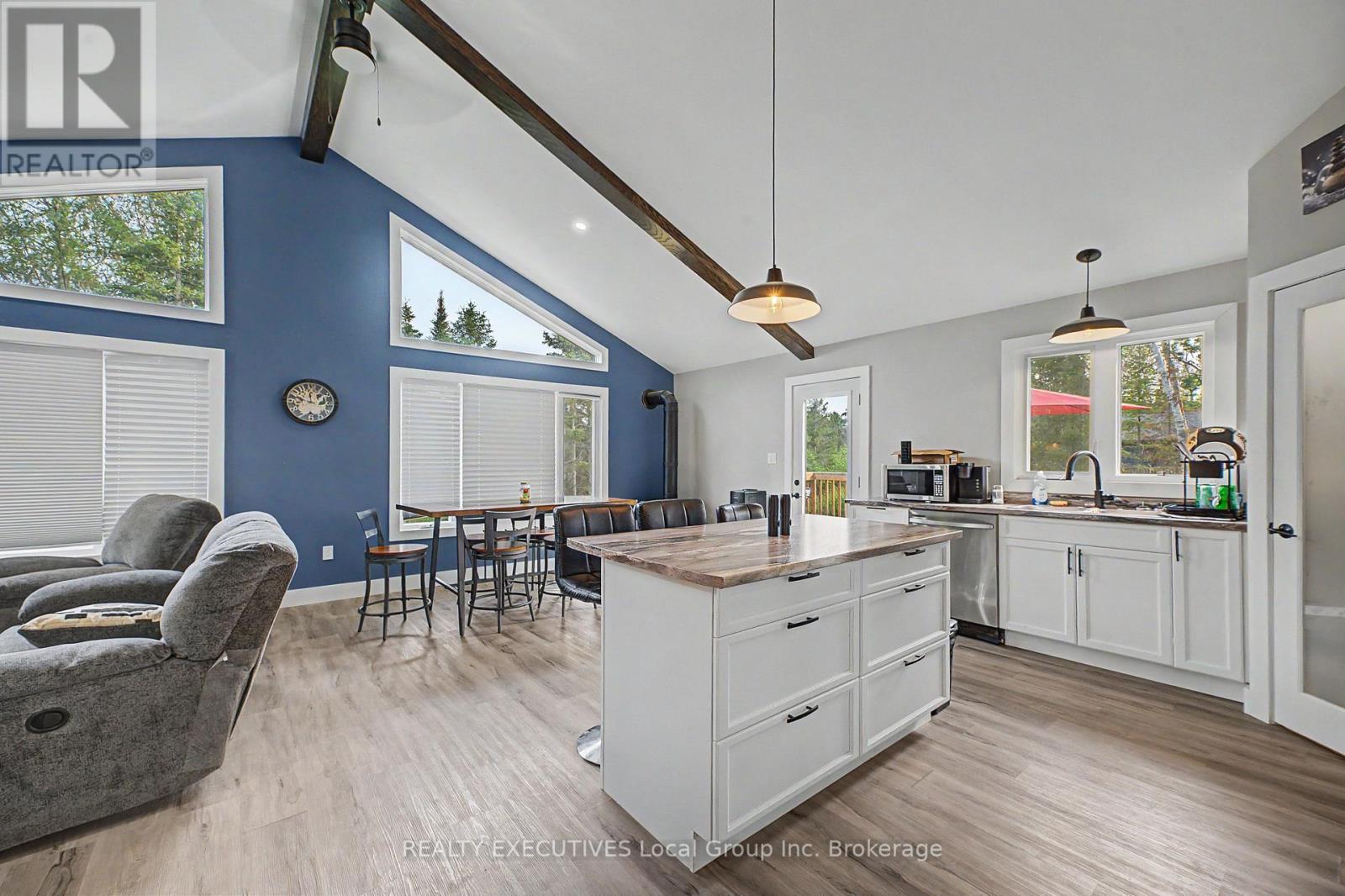 575 Hart Road Property Photo 6