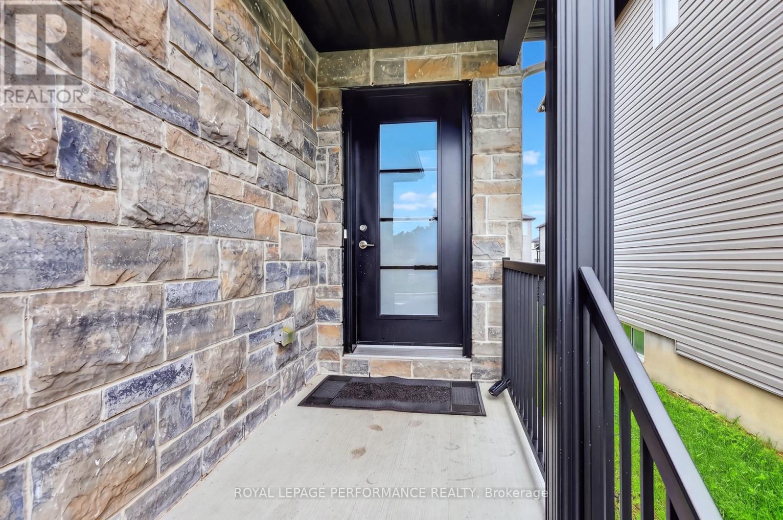 934 Chablis Crescent Property Photo 2