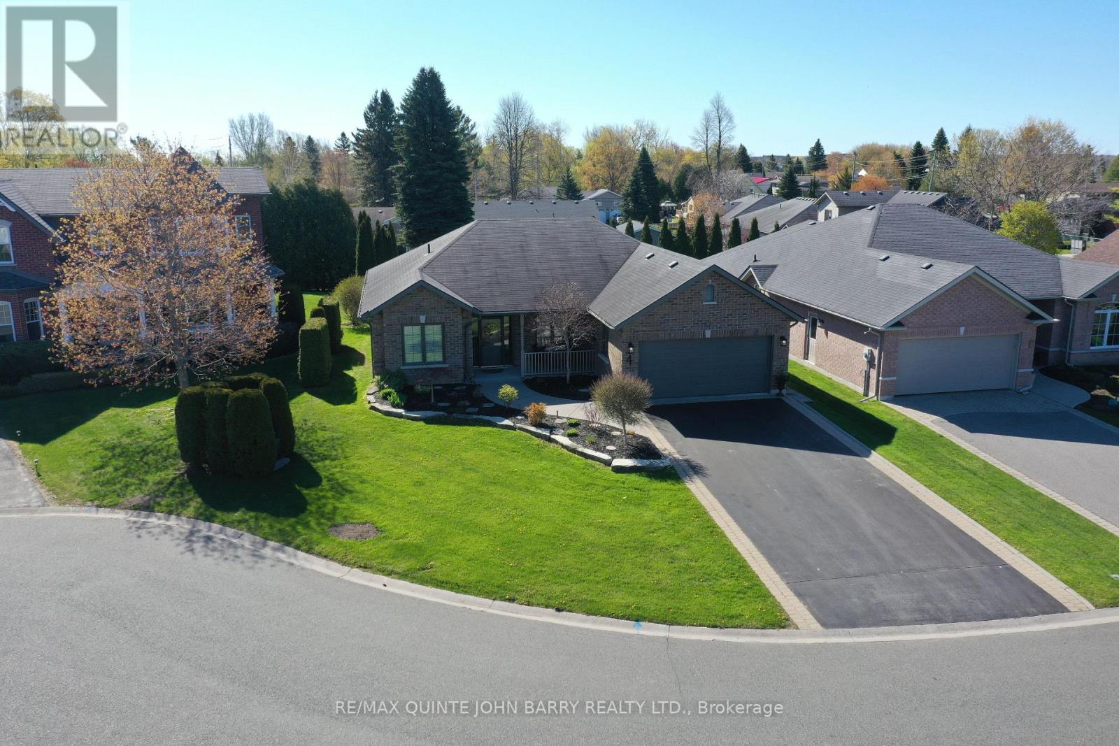4 HICKORY COURT Property Photo 1