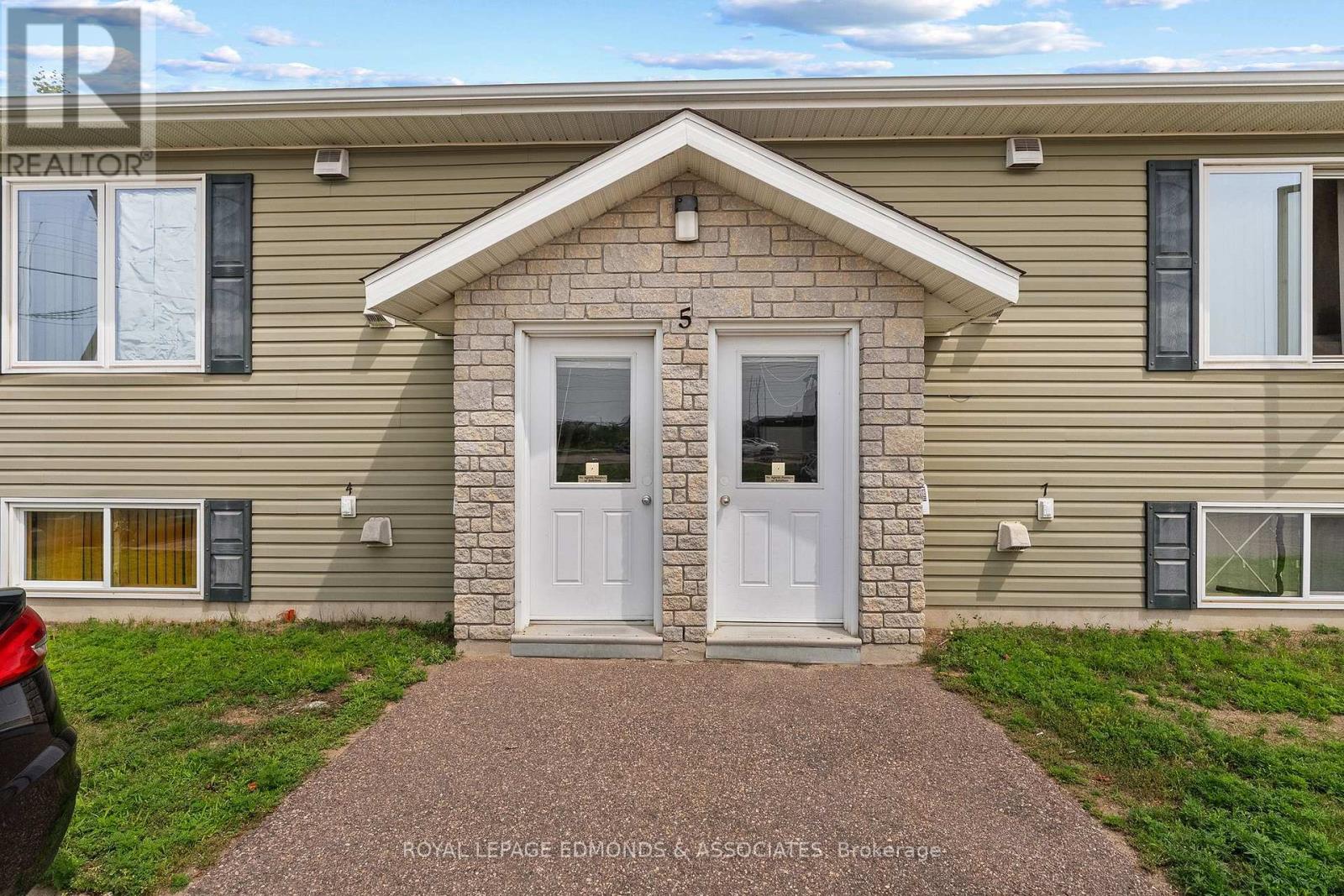 5 Renfrew Street Property Photo 6