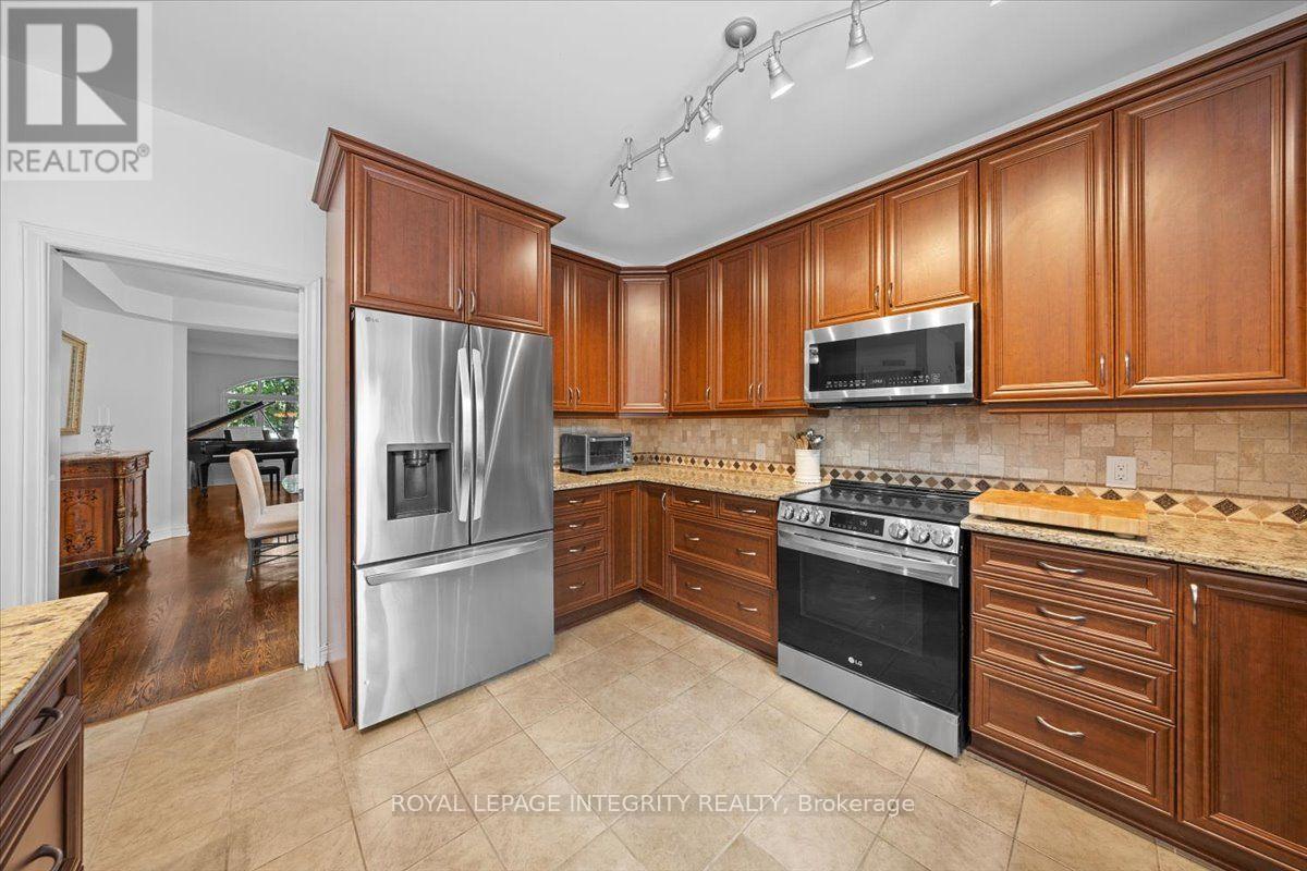 40 Bon Echo Crescent Property Photo 16