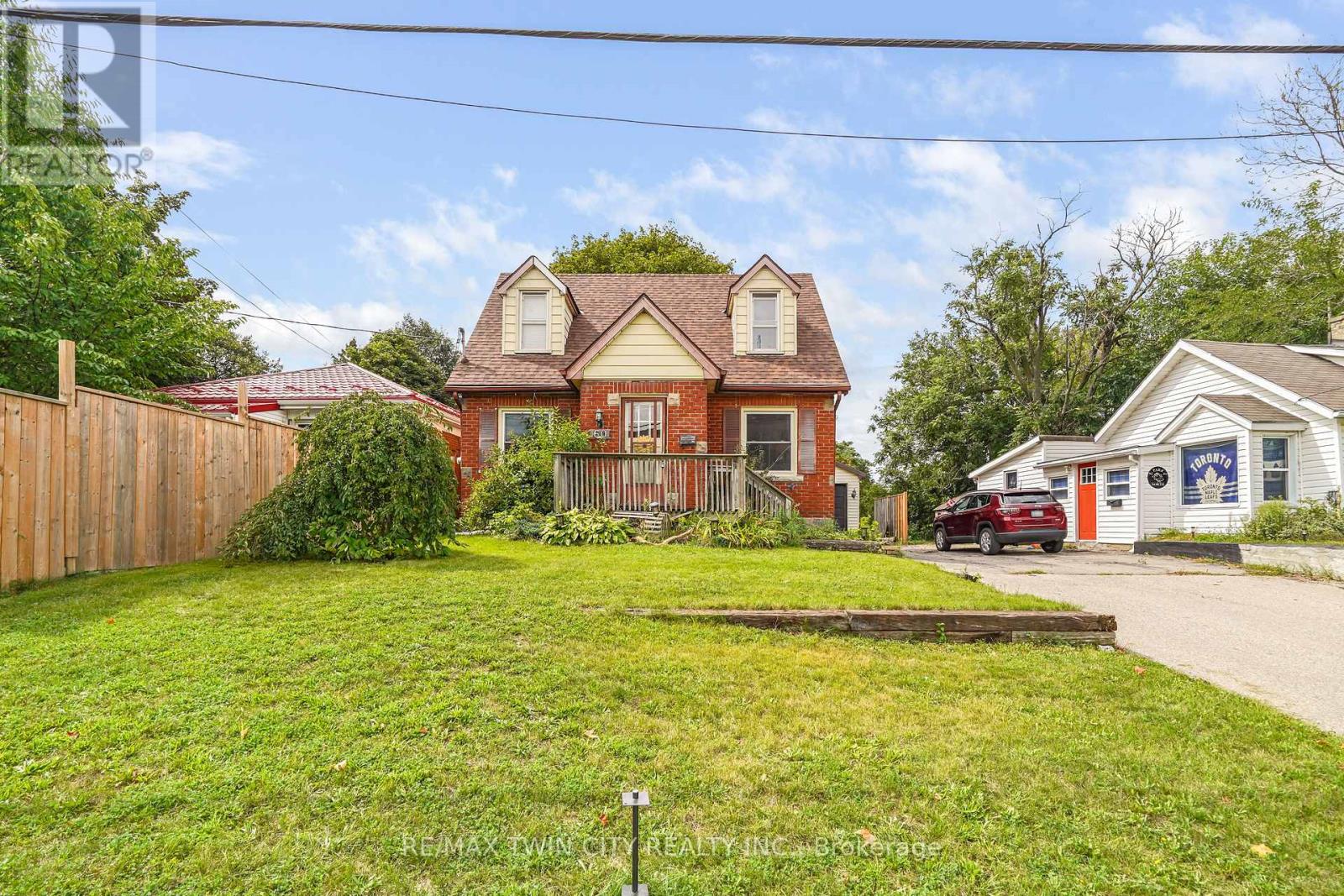 60 Park Road N Property Photo 1