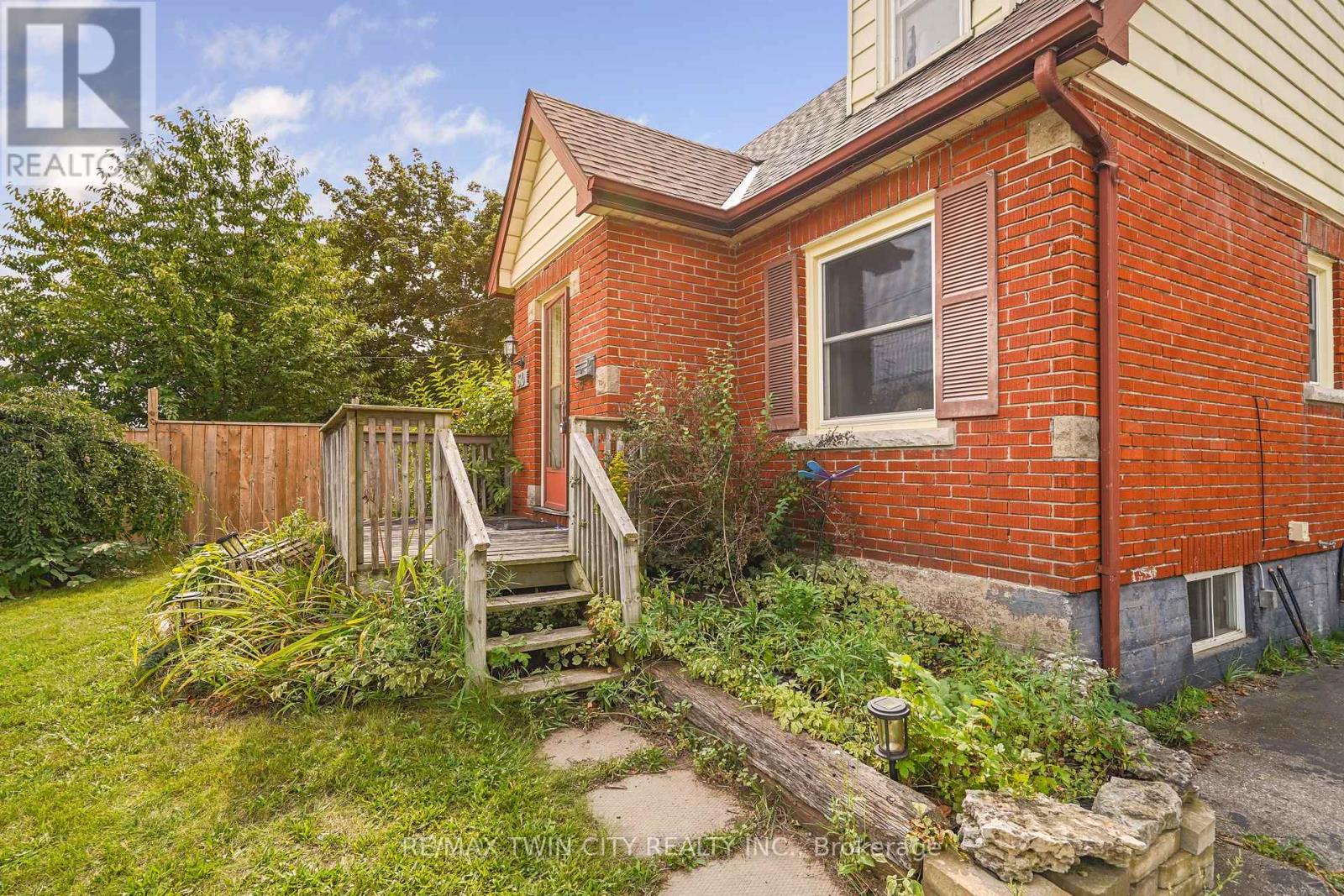60 Park Road N Property Photo 4