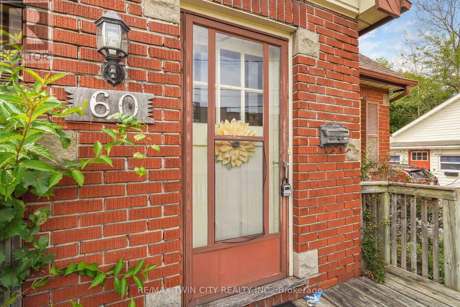 60 Park Road N Property Photo 6