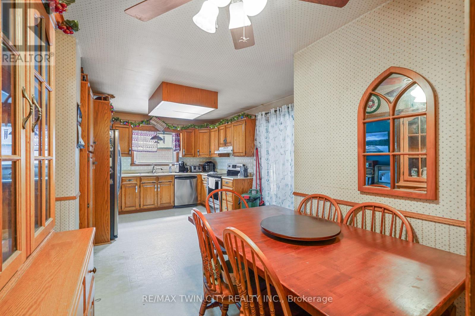 60 Park Road N Property Photo 16