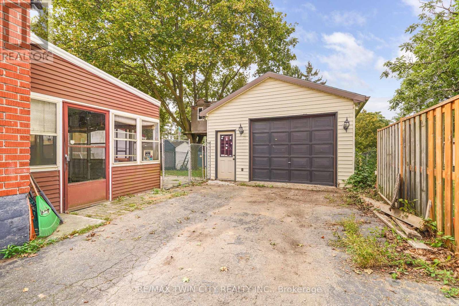 60 Park Road N Property Photo 28