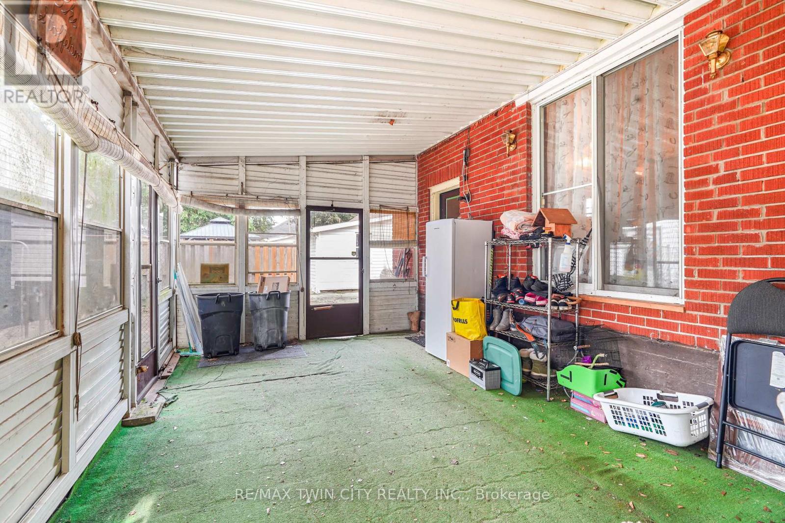 60 Park Road N Property Photo 32