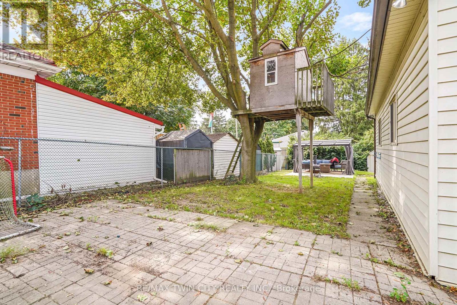 60 Park Road N Property Photo 33
