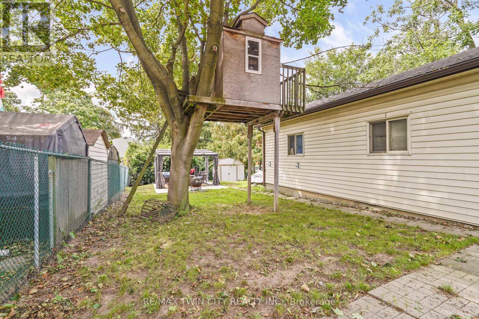 60 Park Road N Property Photo 34
