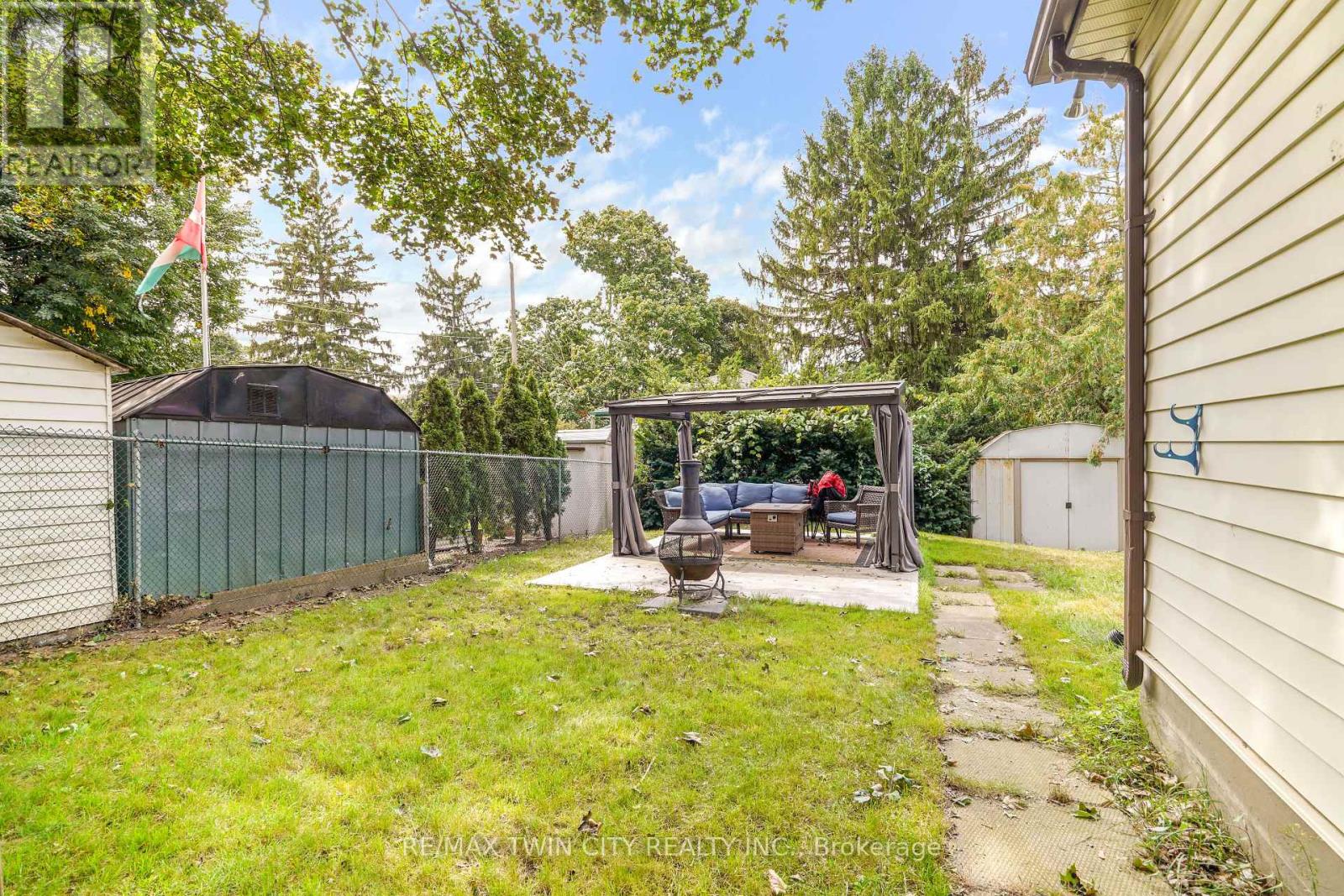 60 Park Road N Property Photo 36