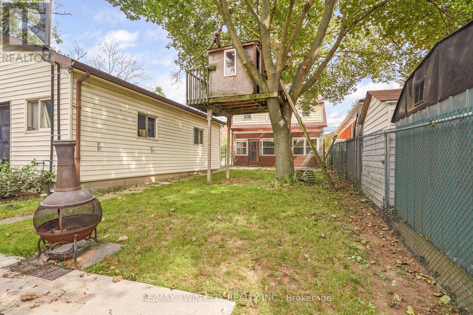 60 Park Road N Property Photo 39