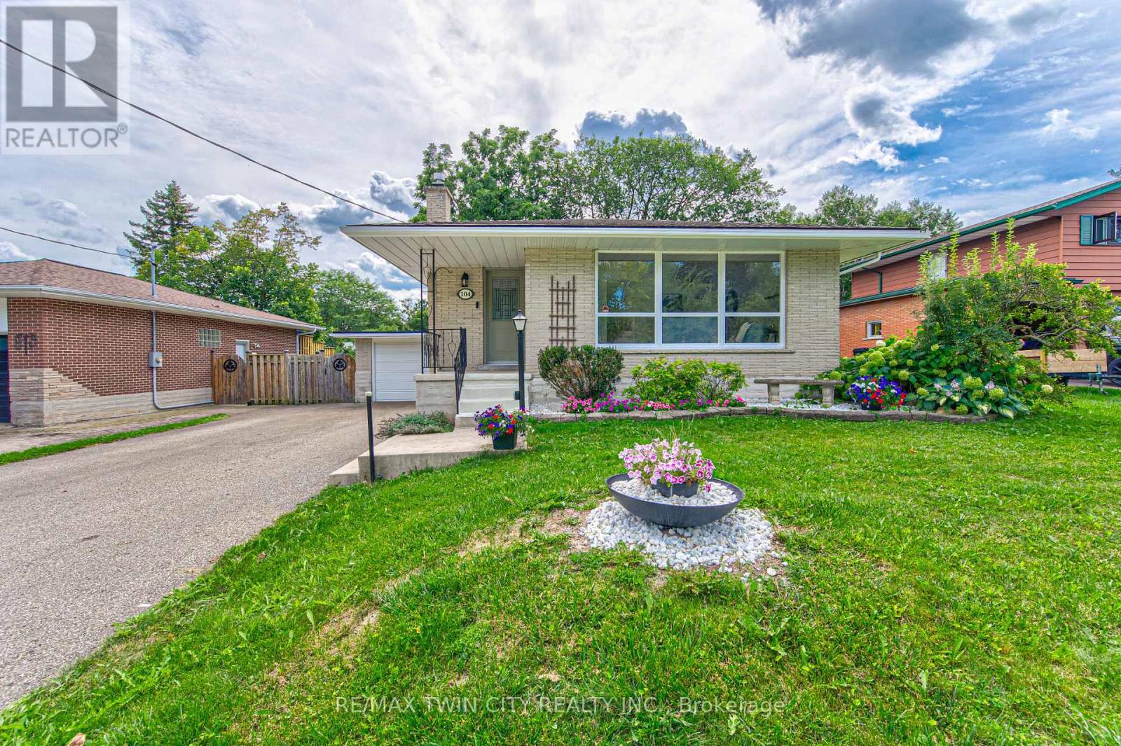 104 Springbank Crescent Property Photo 1