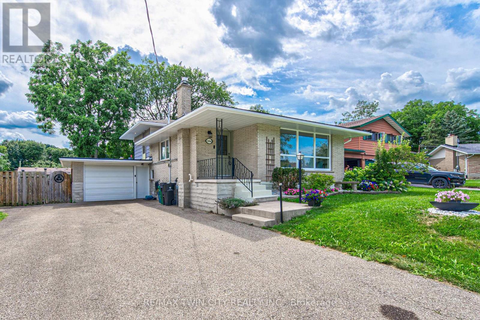 104 Springbank Crescent Property Photo 2