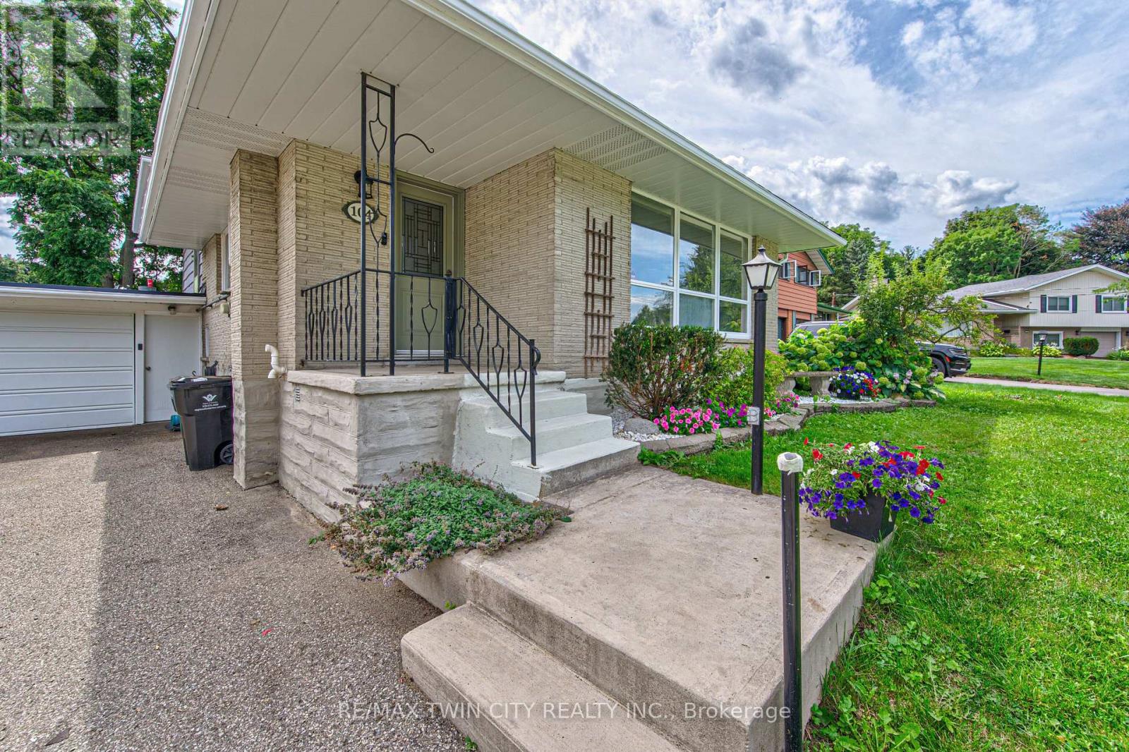 104 Springbank Crescent Property Photo 3