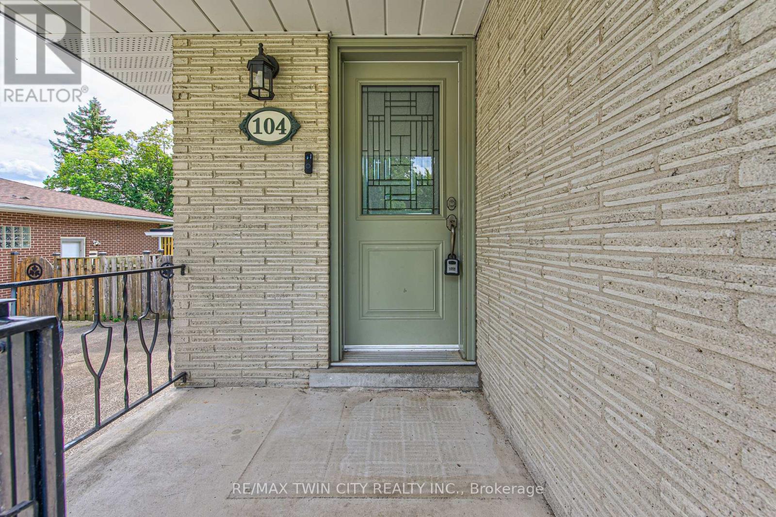 104 Springbank Crescent Property Photo 4