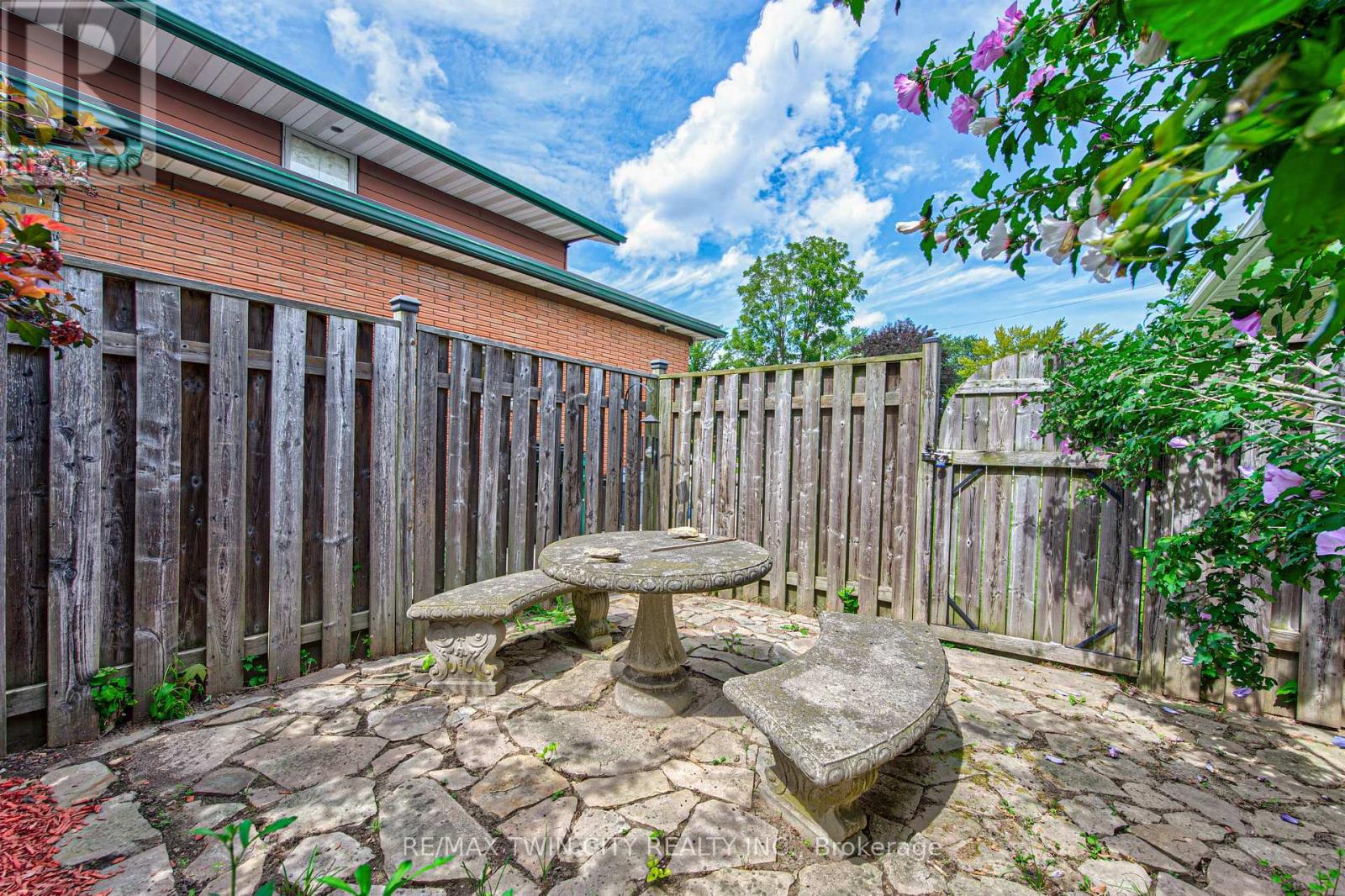 104 Springbank Crescent Property Photo 37