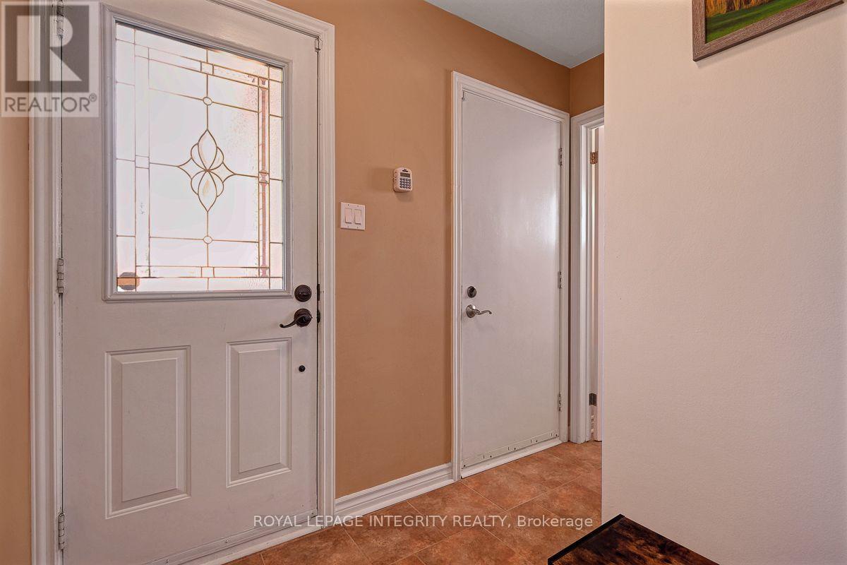 390 Oaklawn Crescent Property Photo 4