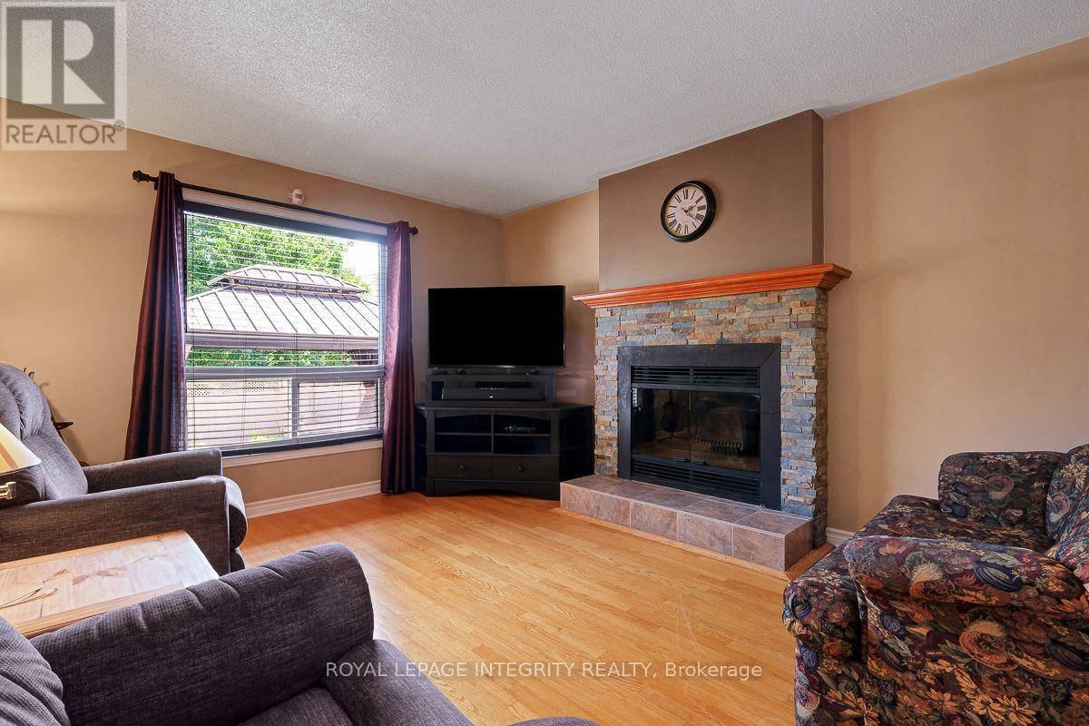 390 Oaklawn Crescent Property Photo 6