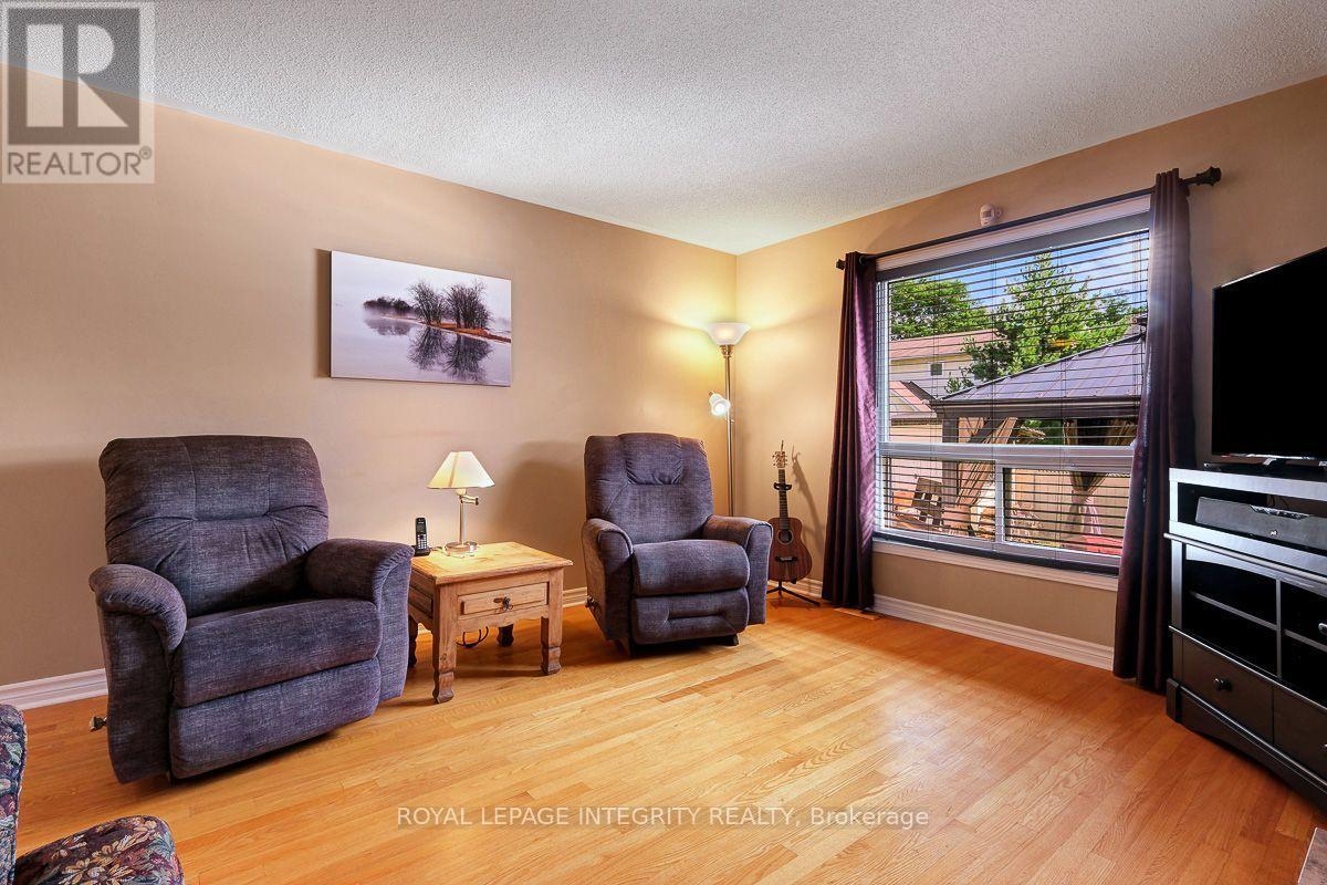 390 Oaklawn Crescent Property Photo 7