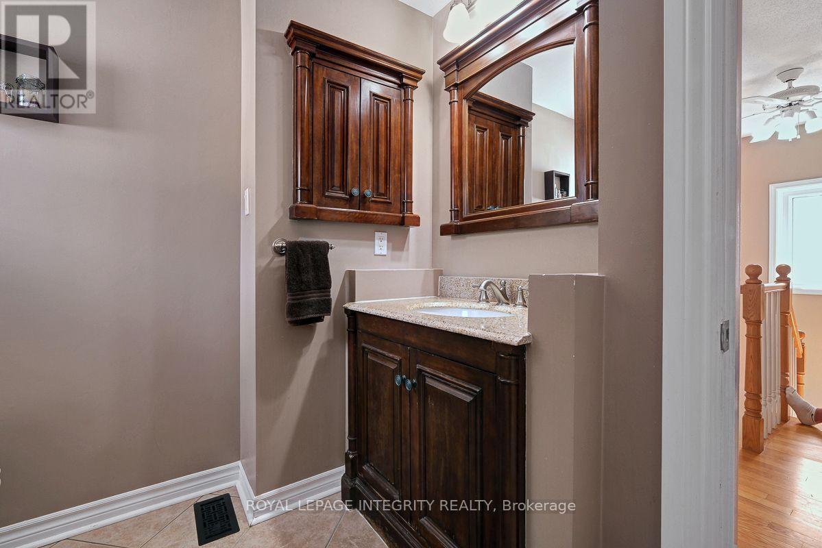 390 Oaklawn Crescent Property Photo 31