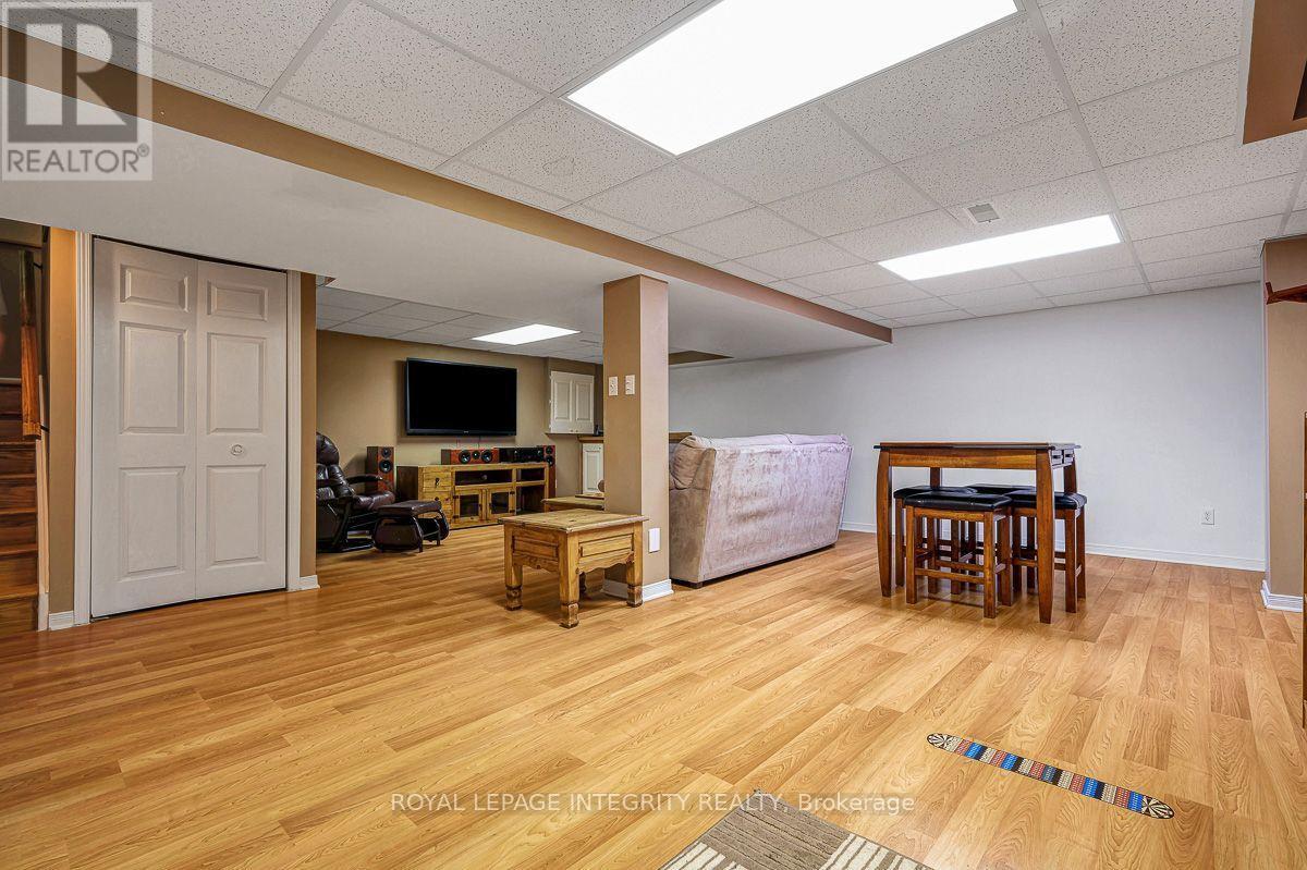 390 Oaklawn Crescent Property Photo 33