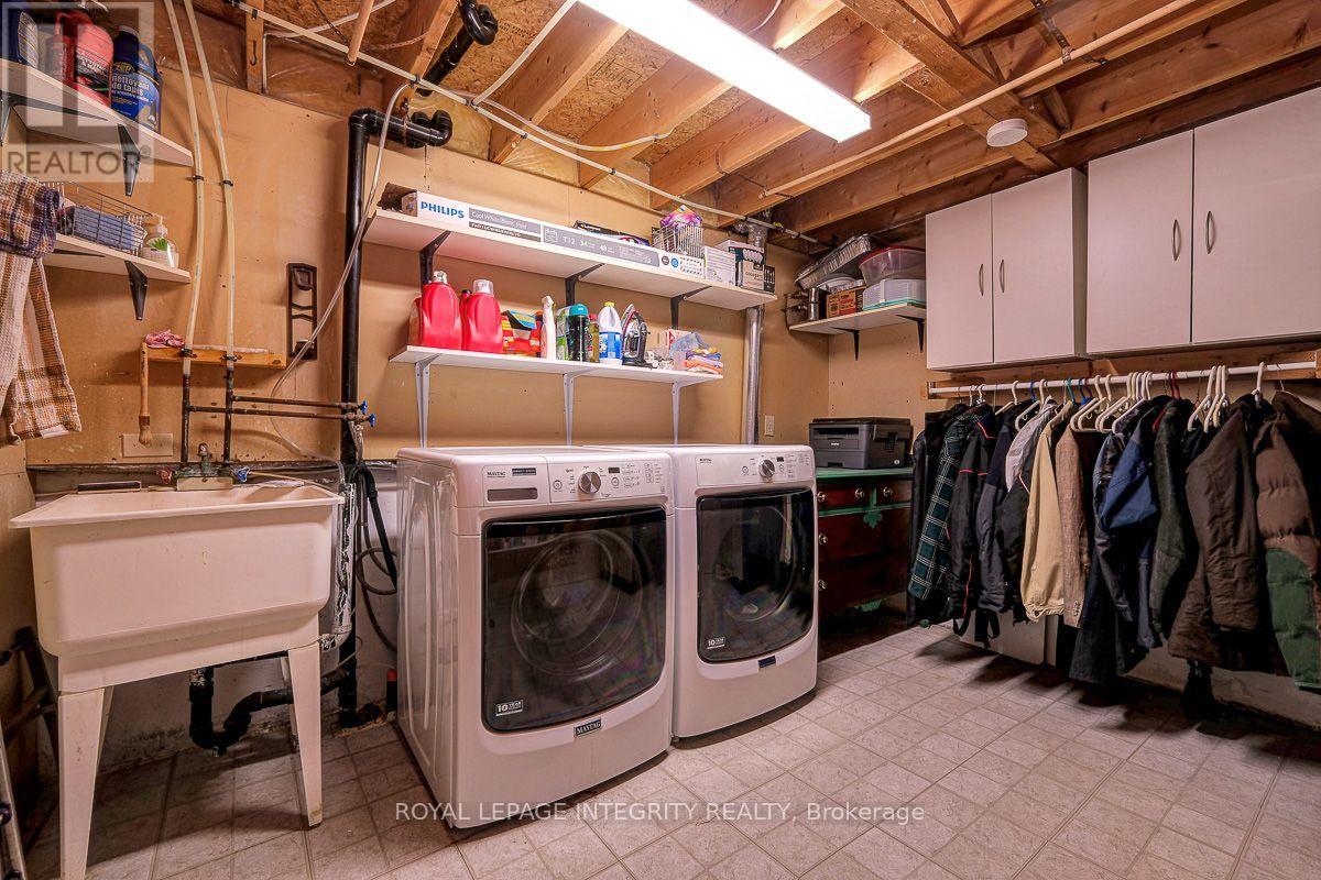390 Oaklawn Crescent Property Photo 37