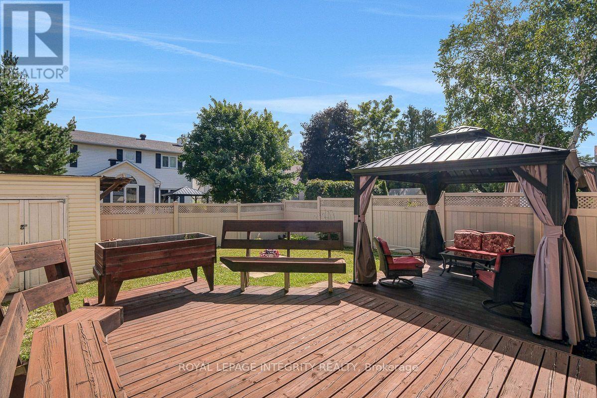 390 Oaklawn Crescent Property Photo 42