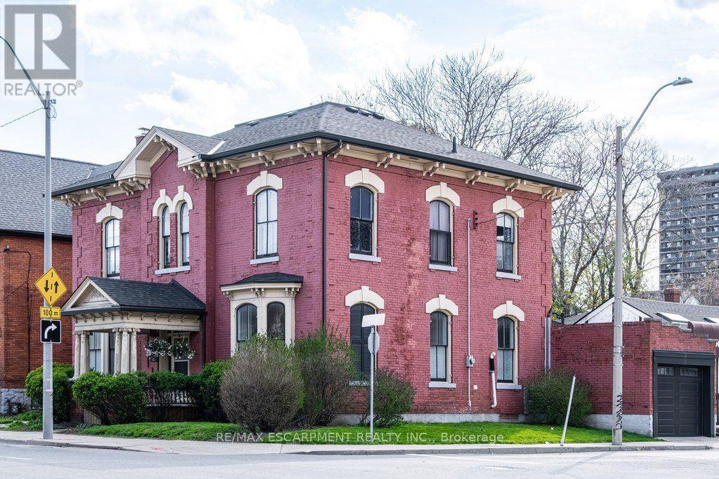 58 Wellington Street S Property Photo 6