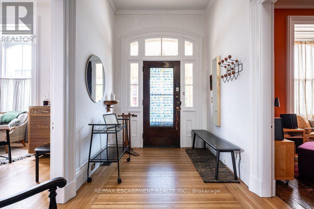58 Wellington Street S Property Photo 8