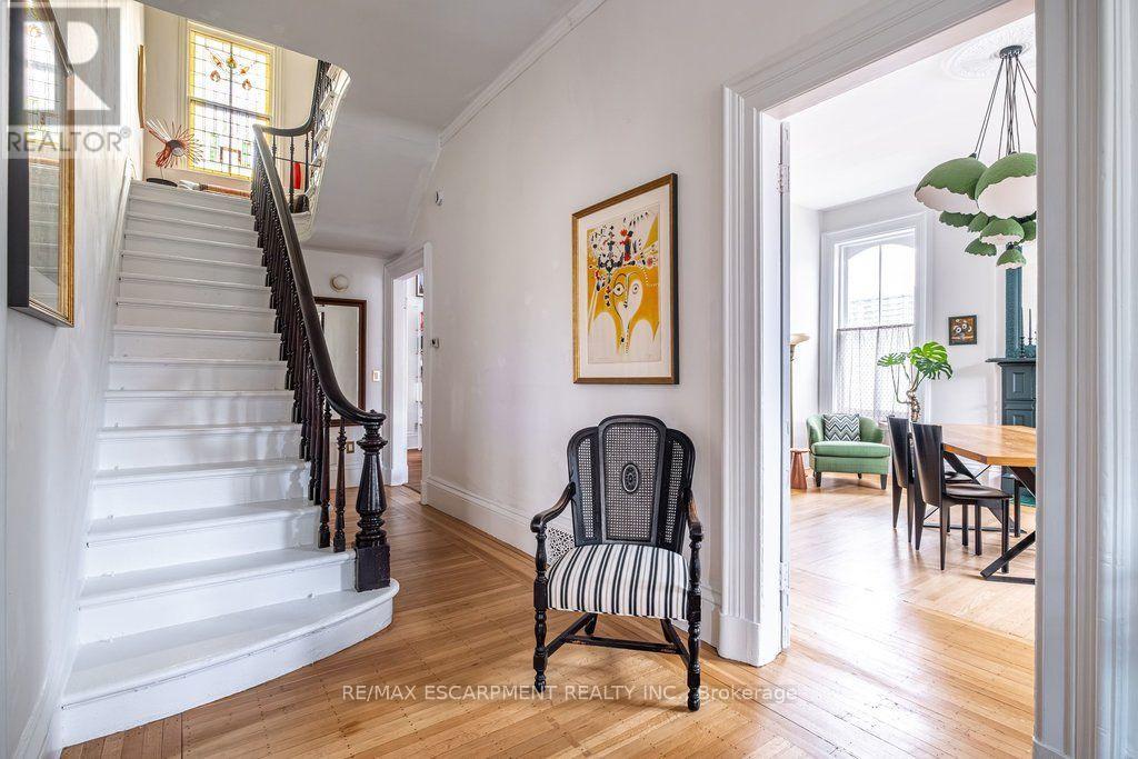 58 Wellington Street S Property Photo 16