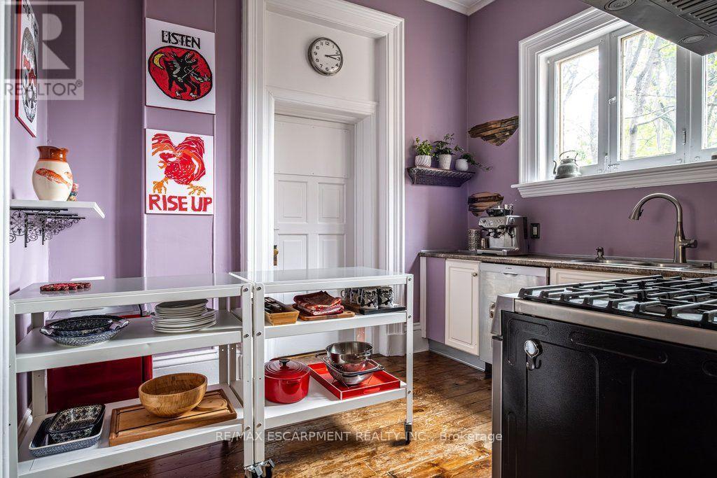 58 Wellington Street S Property Photo 24