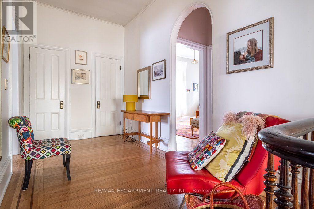 58 Wellington Street S Property Photo 33
