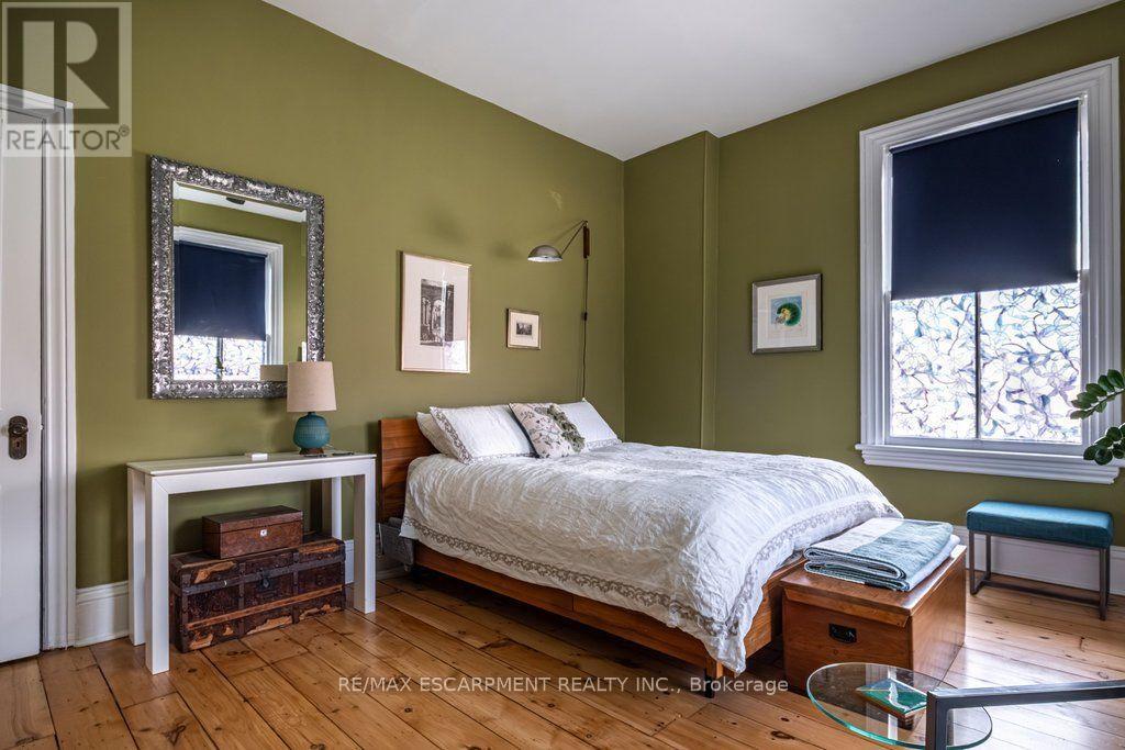58 Wellington Street S Property Photo 35