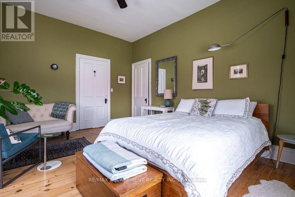 58 Wellington Street S Property Photo 36