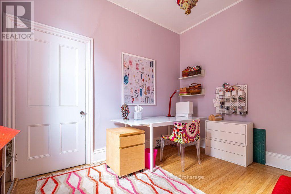 58 Wellington Street S Property Photo 40