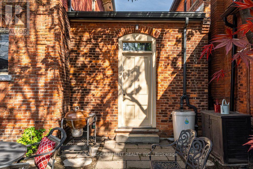 58 Wellington Street S Property Photo 48
