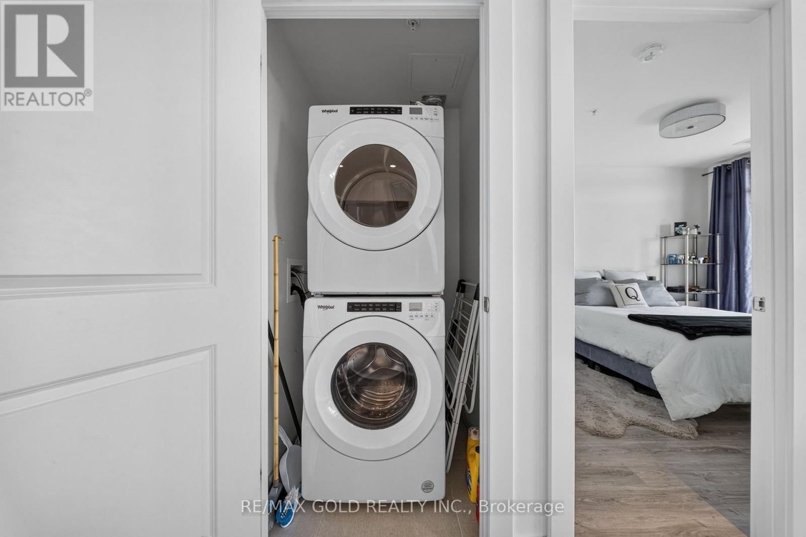 1310 - 15 Glebe Street Property Photo 17